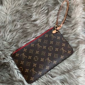 💯 Authentic LV zippered wristlet/clutch